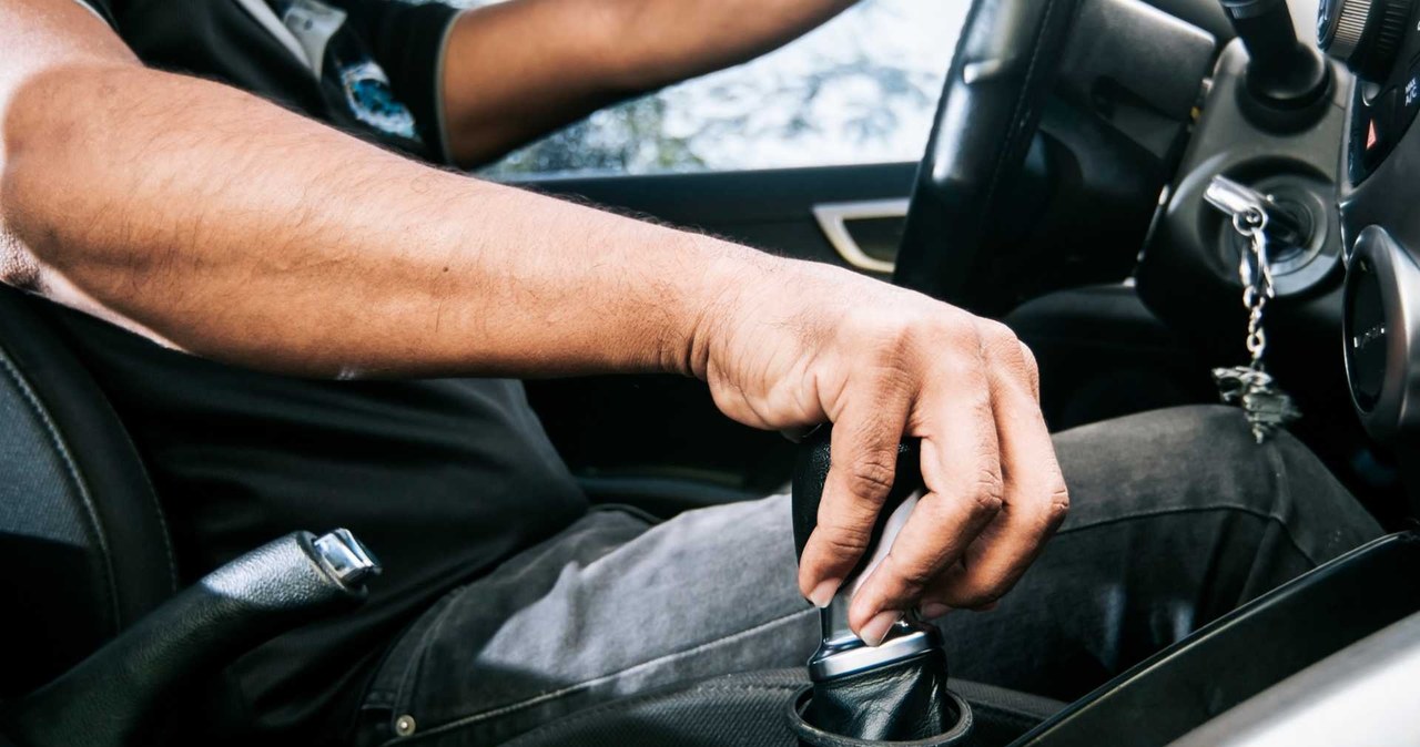 Kierowcy wykonują ten ruch stopą i ręką, a potem płacą więcej na stacji wiadomości,aktualności,Interia Kierowcy wykonują ten ruch stopą i ręką, a potem płacą więcej na stacji