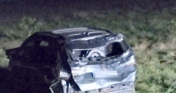 W miejscowości Orchówek na Lubelszczyźnie kierujący cuprą na łuku drogi stracił panowanie nad autem, uderzył w skarpę i dachował. Samochodem podróżowało czterech młodych mężczyzn. 23-letni pasażer zginął.