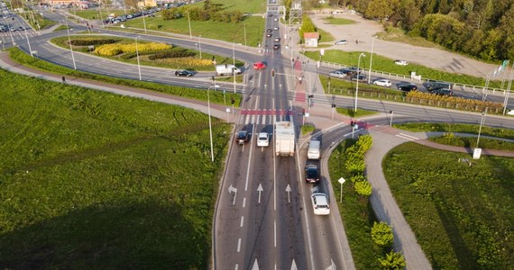 W piątek, 10 maja w godzinach wieczornych zmieni się organizacja ruchu na skrzyżowaniu al. Armii Krajowej, al. Havla i ul. Włoszakowickiej w Gdańsku. Ma to usprawnić dojazd z centrum miasta do dzielnicy Ujeścisko - Łostowice oraz w kierunku obwodnicy Trójmiasta - informuje Gdański Zarząd Dróg i Zieleni.

