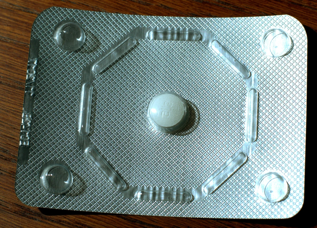 Wchodzi właśnie w życie rozporządzenie, otwierające wg rządu dostęp do tzw. antykoncepcji awaryjnej dla osób od 15. roku życia, nawet bez zgody ich rodziców. Obok recept lekarskich dla pełnoletnich resort zdrowia wprowadził możliwość wystawiania recept na tabletki "dzień po" przez farmaceutów. Aptekarze jednak twierdzą, że nie mogą ich wystawiać niepełnoletnim bez zgody rodziców. Najprostszą drogę udostępnienia EllaOne wszystkim rząd po prostu sobie odpuścił.