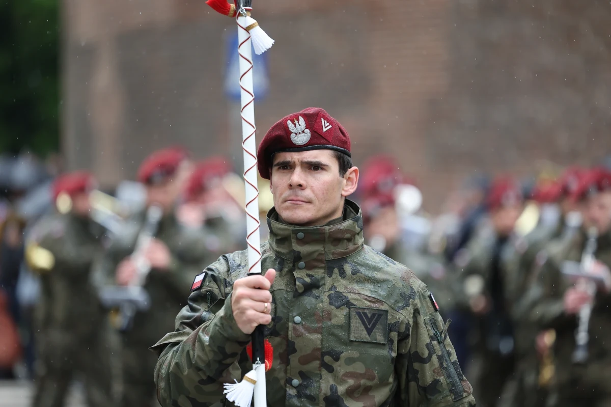 W rocznicę uchwalenia Konstytucji 3 maja ulicami Krakowa, z Wawelu na plac Matejki, przejdzie patriotyczny pochód. Będzie też można wsiąść do wyjątkowego tramwaju, a po południu na Małym Rynku zaśpiewać patriotyczne piosenki.

