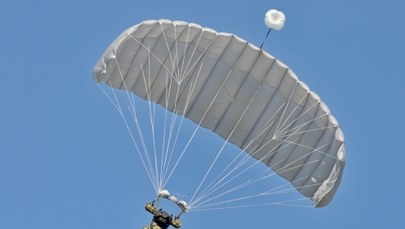 Wypadek w Pobiedniku. Spadochroniarz wylądował poza lotniskiem