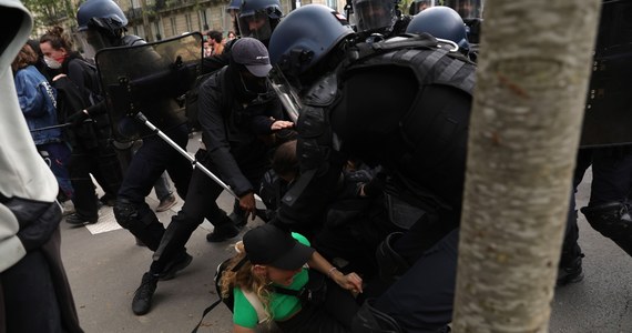 W czasie pierwszomajowej demonstracji przeciwko polityce prezydenta Emmanuela Macrona w Paryżu wybuchły zamieszki. Według resortu spraw wewnętrznych, co najmniej kilkunastu policjantów zostało rannych.