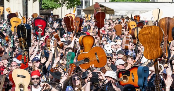 Na Rynku we Wrocławiu zabrzmiał dziś utwór "Hey Joe" Jimiego Hendriksa zagrany przez 7531 gitarzystów. Do pobicia ustanowionego w zeszłym roku Gitarowego Rekordu Świata zabrakło ponad 400 gitar. 