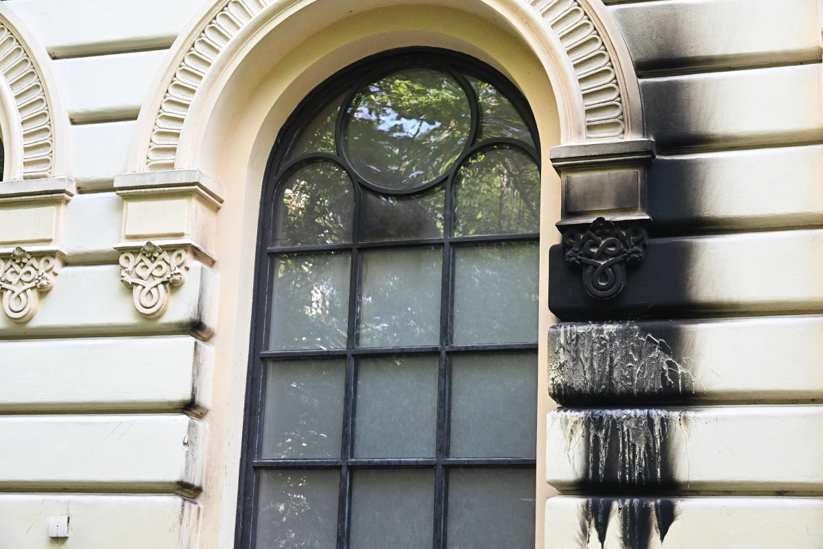 Policja zatrzymała osobę podejrzaną o próbę podpalenia synagogi Nożyków w Warszawie. Tę informację przekazał w mediach społecznościowych wiceszef resortu spraw wewnętrznych i administracji Czesław Mroczek. 