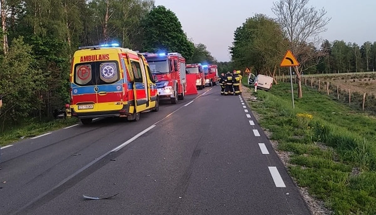 Dwie osoby zginęły w wypadku w Sławoborzu w Zachodniopomorskiem - poinformowała Komenda Powiatowa Policji w Świdwinie. Zderzyły się tam trzy pojazdy - bus i dwa samochody osobowe.