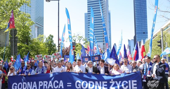 "Chcemy Europy Socjalnej!" - to hasło marszu OPZZ i Lewicy, który odbył się w Warszawie. Podczas manifestacji padały zapowiedzi m.in. nowych zasad dotyczących wynagrodzeń i walki o 4-dniowy tydzień pracy.