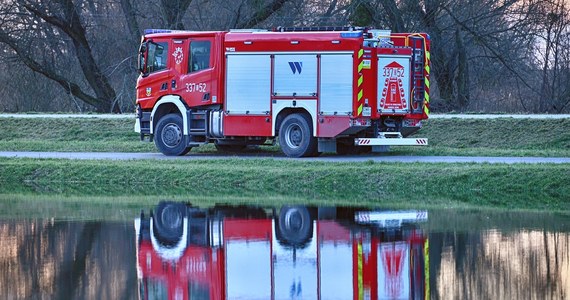 Dwaj mężczyźni, 19- i 29-latek, nie żyją. Służby wydobyły ich ciała z jednego z jezior w Lipnicy (woj. pomorskie). Po skokach do wody nie wypłynęli na powierzchnię. 