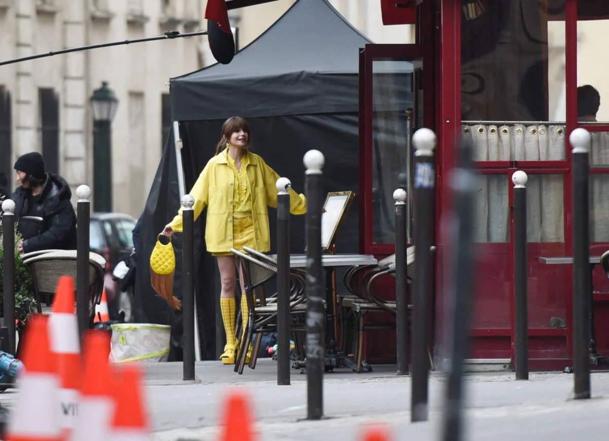 W stolicy Włoch rozpoczęły się dalsze zdjęcia do czwartego sezonu serialu „Emily w Paryżu”. Ich przebieg skrupulatnie relacjonuje na swoim Instagramie wcielająca się w główną bohaterkę Lily Collins.