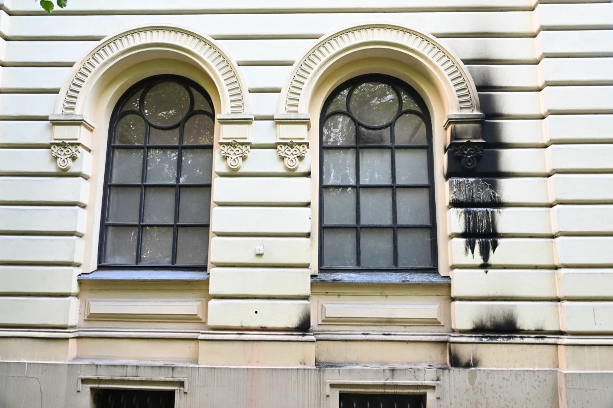 Stołeczna policja poinformowała, że funkcjonariusze prześlą w czwartek do prokuratury wniosek o wszczęcie śledztwa w sprawie 16-latka podejrzewanego o próbę podpalenia warszawskiej synagogi Nożyków. Nastolatkowi może grozić nawet 10 lat więzienia.