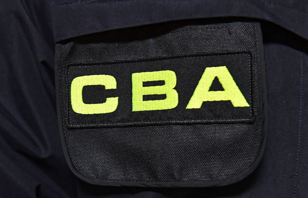 67-letnia kobieta z Podlasia straciła 50 tys. złotych, bo uwierzyła, że rozmawia z pracownikiem CBA i prokuratorem. Oszuści wmówili jej, że w banku doszło do wycieku danych i ktoś próbuje wziąć kredyt w imieniu 67-latki. Kobieta zorientowała się, że została okradziona, gdy dostała telefon z banku.