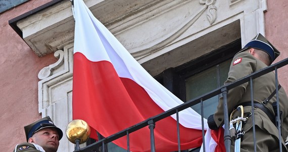Od uroczystości podniesienia flagi państwowej na wieży zegarowej Zamku Królewskiego przed południem rozpoczęły się w Warszawie obchody Dnia Flagi RP. 
