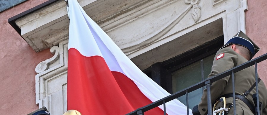 Od uroczystości podniesienia flagi państwowej na wieży zegarowej Zamku Królewskiego przed południem rozpoczęły się w Warszawie obchody Dnia Flagi RP. 