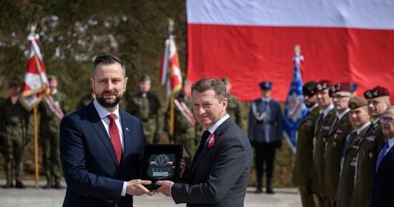 Racją stanu Rzeczpospolitej jest być w Unii Europejskiej i NATO, są one gwarancją rozwoju i bezpieczeństwa dla Polski - powiedział szef MON Władysław Kosiniak-Kamysz w Brzesku podczas obchodów Dnia Flagi.