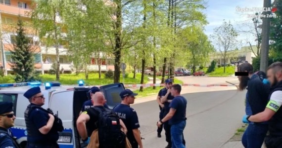 31-latek, który przez kilkanaście godzin stał na krawędzi dachu 10-piętrowego bloku w Jastrzębiu-Zdroju, usłyszał zarzut zabójstwa swojej 78-letniej babci. Mężczyzna został aresztowany na trzy miesiące, o czym poinformowała w czwartek policja.