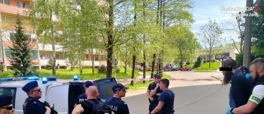 31-latek, który przez kilkanaście godzin stał na krawędzi dachu 10-piętrowego bloku w Jastrzębiu-Zdroju, usłyszał zarzut zabójstwa swojej 78-letniej babci. Mężczyzna został aresztowany na trzy miesiące, o czym poinformowała w czwartek policja.