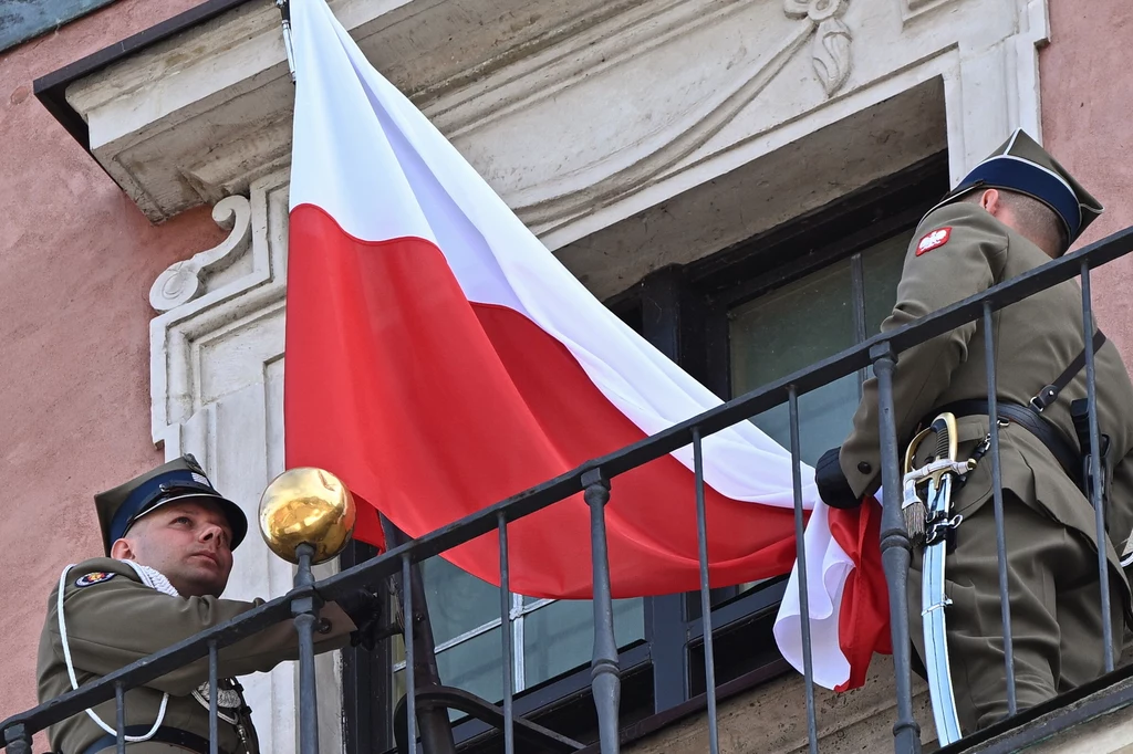 Uroczystość podniesienia Flagi Państwowej na Wieży Zegarowej Zamku Królewskiego w Warszawie