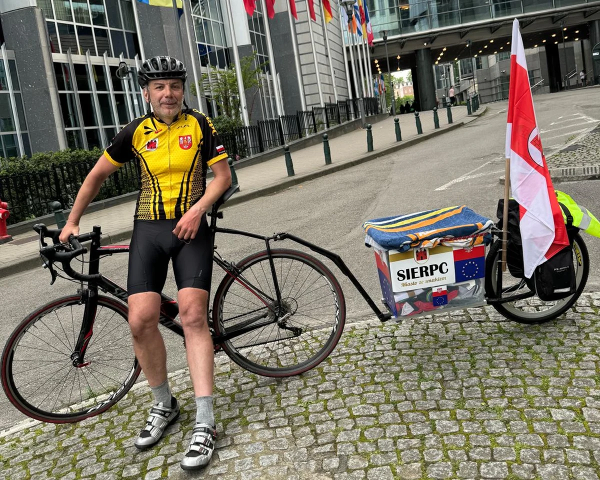 Na niezwykłe upamiętnienie rocznicy wejścia Polski do Unii Europejskiej zdecydował się st. bryg. Paweł Sekulski. Strażak pokonał rowerem trasę z Sierpca (woj. mazowieckie) do Brukseli. Zajęło mu to 9 dni. Co więcej, to nie pierwszy raz, gdy mężczyzna pokonał ten dystans.