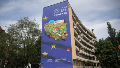 W Warszawie odsłonięto mural z okazji 20-lecia wejścia Polski do UE [ZDJĘCIA]
