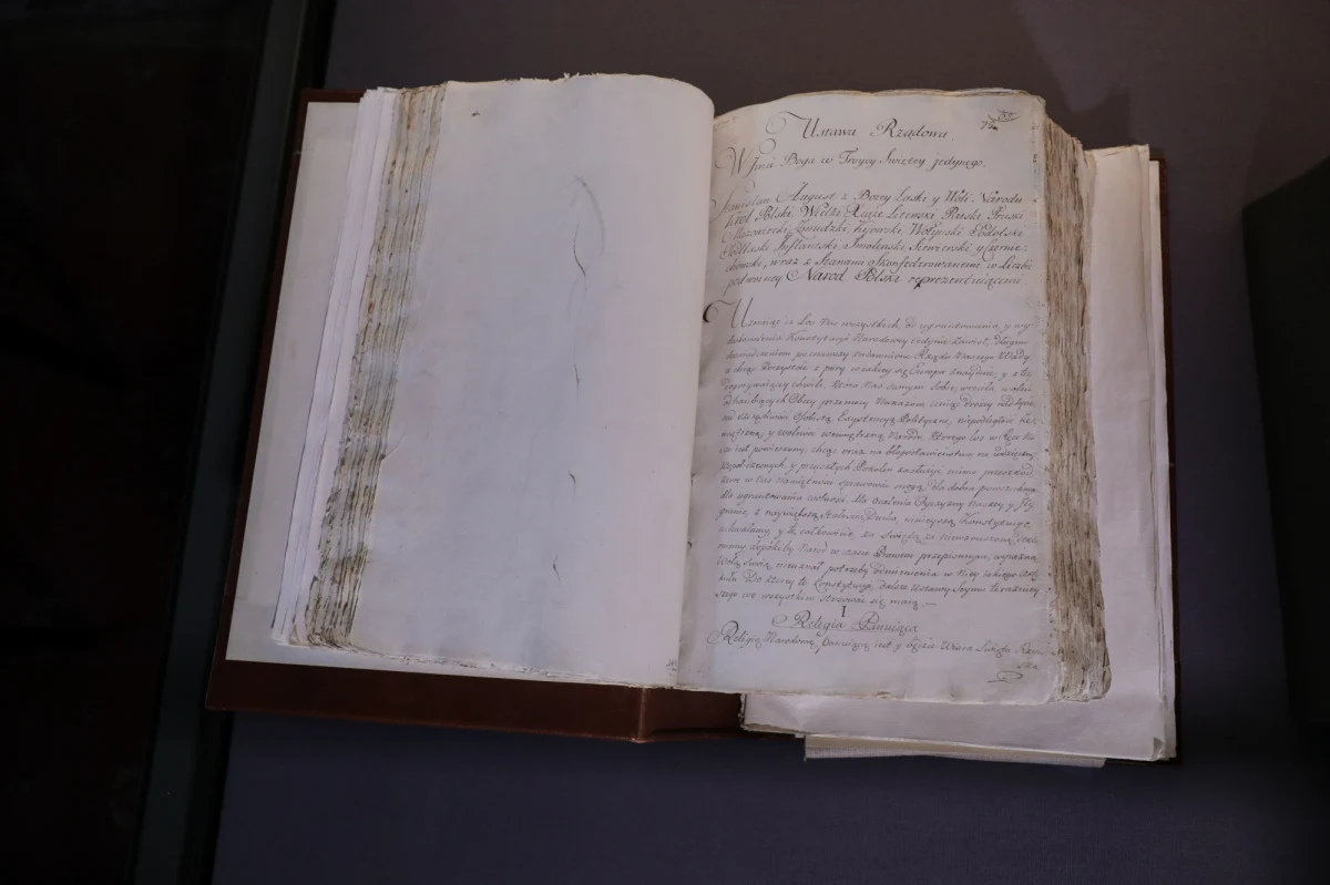 Kto jest odpowiedzialny za wielkie dzieło Konstytucji 3 Maja? Warto pamiętać, kim byli jej Ojcowie Założyciele. Autorzy w liczbie czterech zostali sportretowani w mojej rozmowie przez panią profesor Zofię Zielińską z Wydziału Historii Uniwersytetu Warszawskiego. Rysunek to precyzyjny i bardzo wyrazisty. Tradycja zobowiązuje. Edukacja wymaga czytelnych konturów. Trzeba wiedzieć: kto, gdzie, kiedy i dlaczego? Pytań jest sporo. Odpowiedzi jeszcze więcej. Rozgraniczenia są równie ważne jak łączniki między postaciami oraz ideami. Tymczasem: ilu badaczy, tyle niuansów. Rozumienie naszych dziejów to sztuka, ale nie sztuka dla sztuki. Edukowanie ma na celu nie tylko ćwiczenie pamięci historycznej, ale także opracowywanie strategii przydatnych obecnie. Tradycja zobowiązuje – powtarzam, bo „repetitio est mater studiorum”. 