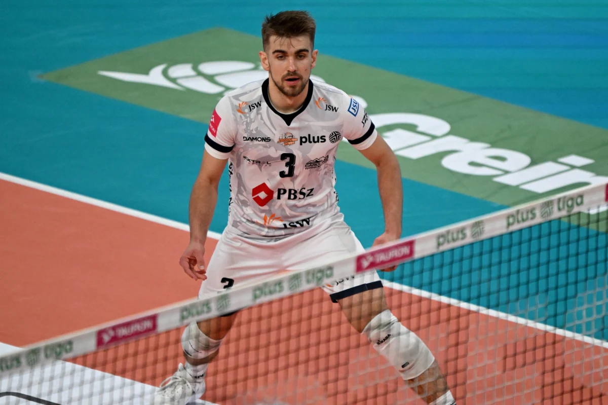 Przed siatkarzami Jastrzębskiego Węgla jeszcze jeden mecz w tym sezonie. Drużyna z Górnego Śląska kilka dni temu obroniła tytuł mistrza Polski, pokonując w decydującym meczu 3:1 Aluron CMC Wartę Zawiercie. Teraz przed podopiecznymi Marcelo Mendeza kolejne wyzwanie, czyli finałowy mecz Ligi Mistrzów z włoskim Trentino. "To szczęście, radość i duma dla nas zawodników, ale też naszych kibiców i całej społeczności wokół klubu. Jestem w tym klubie długo. Wiem, ile to dla wszystkich znaczy" – mówi libero Jastrzębskiego Węgla Jakub Popiwczak. O nadchodzącym finale LM, a także o rozpoczynającym się sezonie kadrowym rozmawiał z nim Wojciech Marczyk z redakcji sportowej RMF FM. 