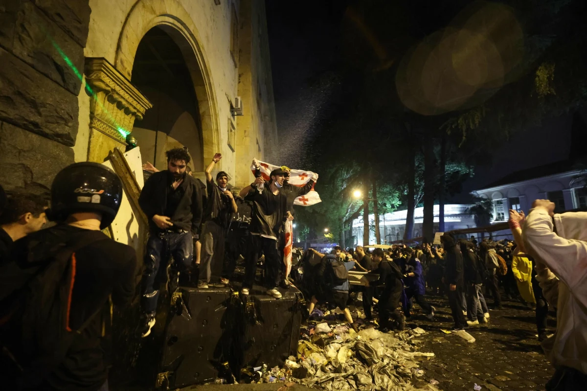 Tysiące demonstrantów zablokowały centrum Tbilisi, stolicy Gruzji. To wyraz protestu przeciwko prowadzonym w parlamencie pracom nad ustawą o agentach zagranicznych. 