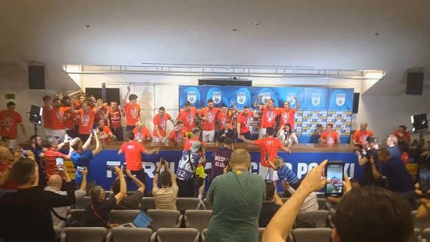 Zobacz jak piłkarze Wisły Kraków wtargnęli na konferencję trenera po wygranym finale Pucharu Polski.

Fortuna Puchar Polski oglądaj w Polsat Sport oraz na  Polsat BOX Go   Oglądaj wygodnie gdziekolwiek chcesz: na komputerze, na tablecie, na smartfonie, na Smart TV.
W tekście zawarto link serwisu partnerskiego
