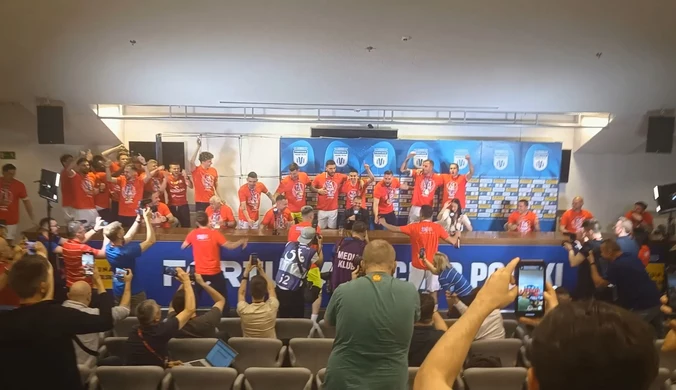 Piłkarze Wisły Kraków wtargnęli na konferencję trenera. WIDEO