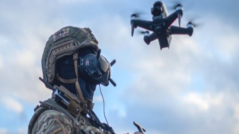 Rosyjska armia z dumą pokazała materiał filmowy ze szkoleń żołnierzy, którzy niebawem mają trafić na front w Ukrainie. Ich zadaniem jest opanowanie sztuki ucieczki przed dronami kamikadze.