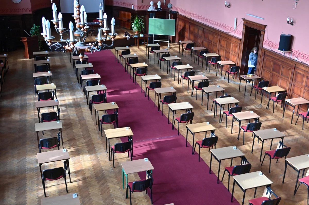 We wtorek, 7 maja, rozpoczną się tegoroczne matury. Część pisemną zaplanowano na dni 7-24 maja, a część ustną - 11-16 maja (z wyjątkiem 12 maja), a także 20-25 maja. W tym artykule znajdziecie główne terminy egzaminów z poszczególnych przedmiotów.