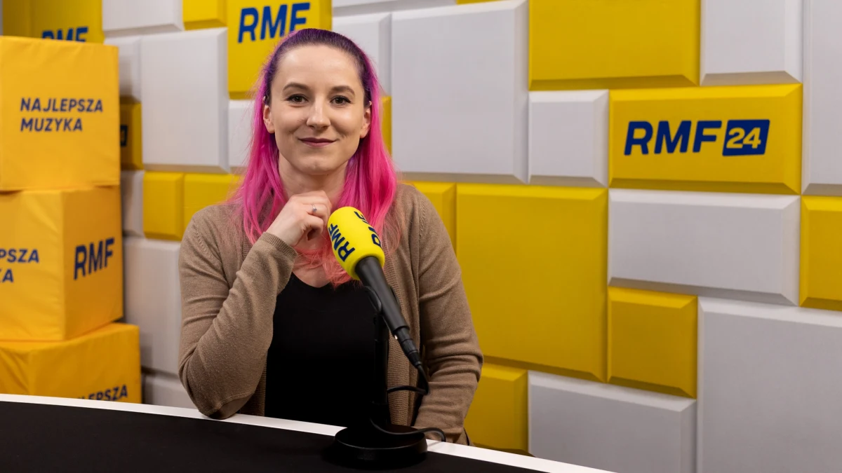 "BookTok opiera się na emocjach, na bardzo emocjonalnym przekazie i na dzieleniu się tymi emocjami z innymi czytelnikami. To nie są bardzo wnikliwe wideo, co nie znaczy, że takich się tam nie znajdzie. To są krótsze filmiki, które dzielą się tymi emocjami i mają poprzez to dzielenie się zachęcić innych czytelników do sięgnięcia po te same książki. Nie tyle po to, żeby poznać tę samą historię, ale właśnie po to, żeby przeżyć te same emocje" - mówiła na antenie Radia RMF24 Magdalena Adamus, autorka treści internetowych znana pod pseudonimem Catus Geekus.