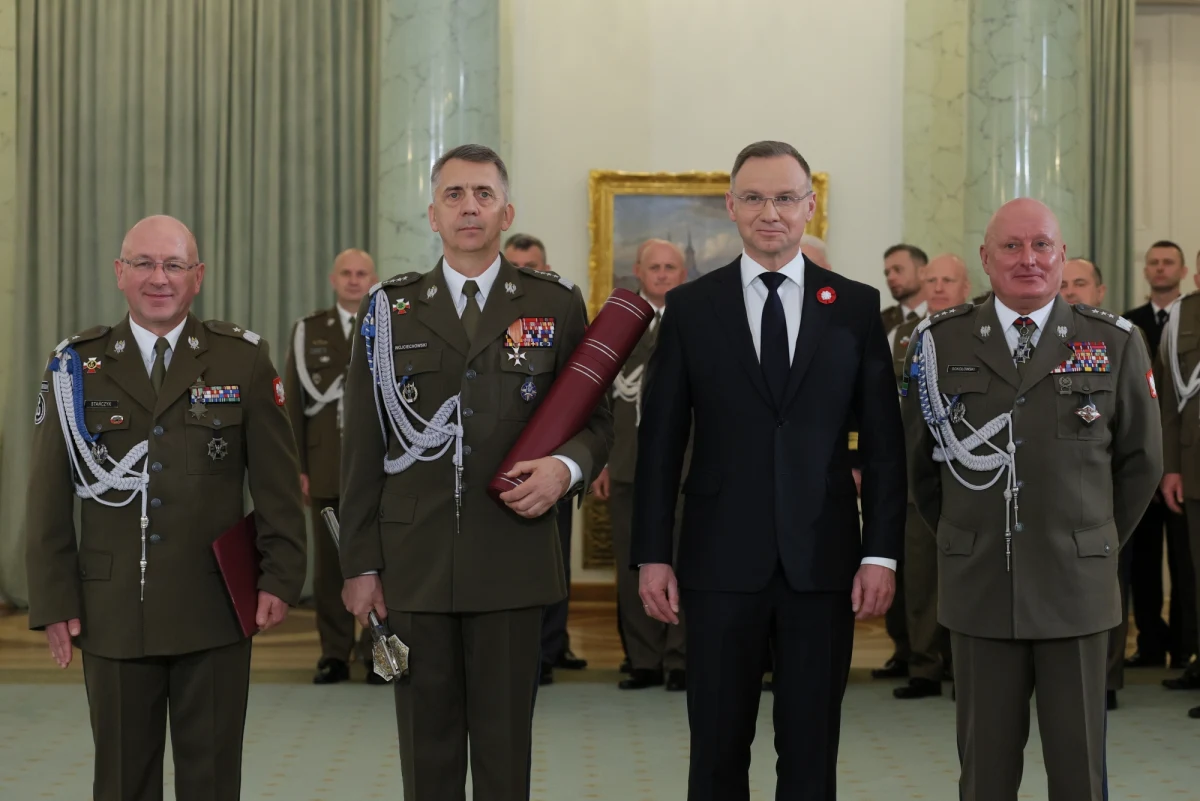 Andrzej Duda wręczył akty mianowania gen. broni Markowi Sokołowskiemu na stanowisko dowódcy generalnego Rodzajów Sił Zbrojnych i gen. bryg. Krzysztofowi Stańczykowi na stanowisko dowódcy Wojsk Obrony Terytorialnej. Prezydent wręczył też akt mianowania na stopień generała Wojska Polskiego gen. broni Sławomirowi Wojciechowskiemu, polskiemu Przedstawicielowi Wojskowemu przy Komitetach Wojskowych NATO i UE. Uroczystość odbyła się w Pałacu Prezydenckim. 