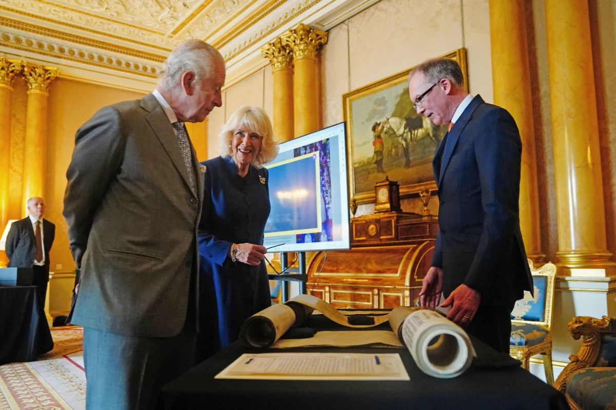 Ma 20 metrów długości i przypomina rolkę tapety - mowa o niezwykłym dokumencie, który otrzymała brytyjska para królewska, Karol III i Kamila. To mająca ponad 700 lat tradycja. Zasiadający na tronie monarchowie otrzymują zrolowany dokument, na którym ręcznie wykaligrafowany został opis ich koronacji. Ten, który dostali król Karol III i królowa Kamila, składa się z 11 tys. słów i setek heraldycznych znaków. 