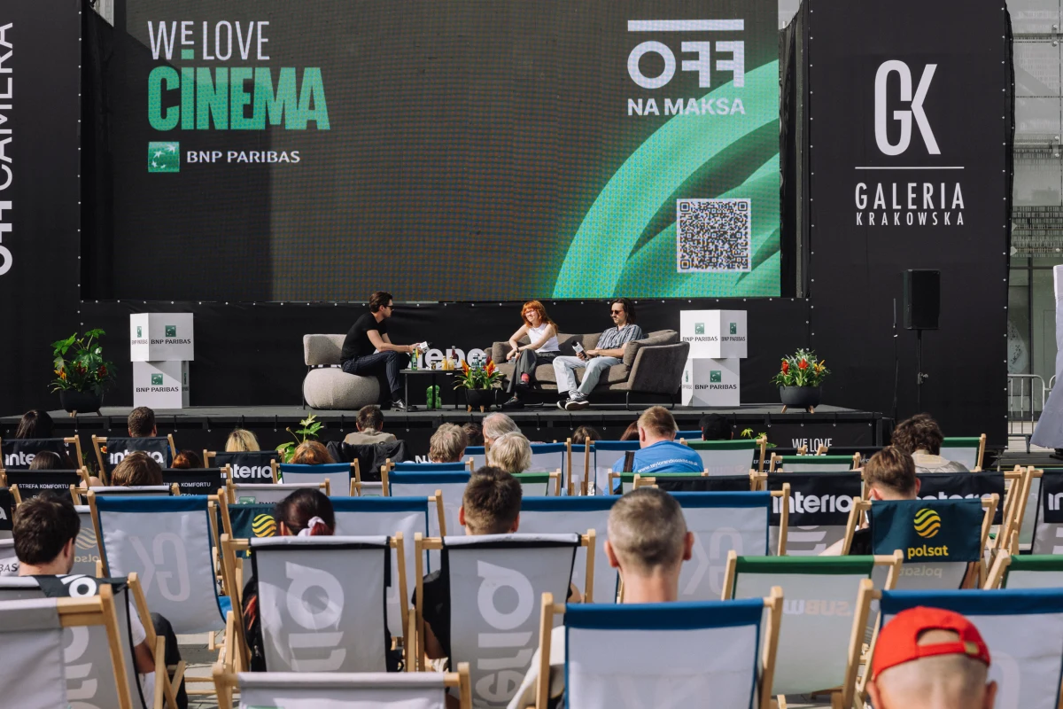 Kolejny dzień festiwalu upłynął pod znakiem niezwykłej energii! W całym Krakowie da się już wyczuć filmową atmosferę, widzowie przemykają między kinowymi salami, chillują w Miasteczku Festiwalowym albo w jednym z Mastercard OFF SPOTÓW. Tymczasem jury ocenia konkursowe filmy, by wyłowić prawdziwe perły kina niezależnego. 17. edycja Mastercard OFF CAMERA nadal się rozkręca!