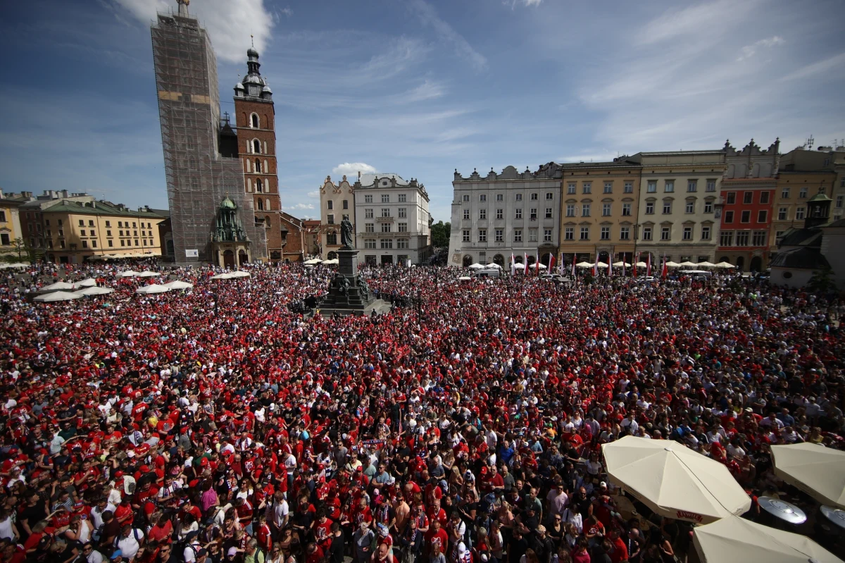 Kibice Wisły Kraków tłumnie zgromadzili się na Rynku w Krakowie, żeby świętować zwycięstwo swojej drużyny w Pucharze Polski. Wisła Kraków pokonała w czwartek Pogoń Szczecin 2:1 i po raz piąty zdobyła puchar.