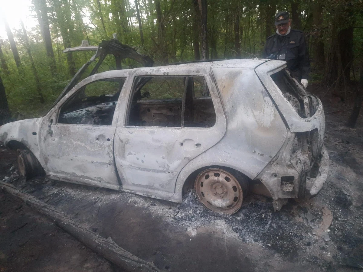 Policjanci ustalili tożsamość osoby, której zwęglone ciało zostało znalezione w spalonym aucie znalezionym w środę w pow. nowotomyskim (Wielkopolskie). To 44-letni mężczyzna, który tydzień wcześniej zaatakował córkę byłej partnerki siekierą.