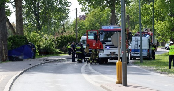 Z nieznanych przyczyn kierowca bmw zjechał z drogi i uderzył w drzewo na ulicy Vogla w Wilanowie. Śmierć na miejscu poniosły trzy osoby.