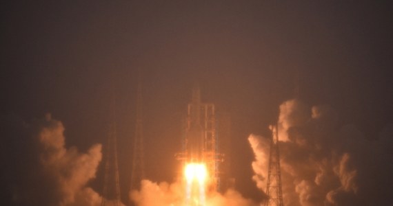 Chiny wystrzeliły sondę księżycową Chang-6, która ma wylądować na niewidocznej stronie srebrnego globu i przywieźć na Ziemię pobrane tam próbki gruntu - poinformowały państwowe media w ChRL.