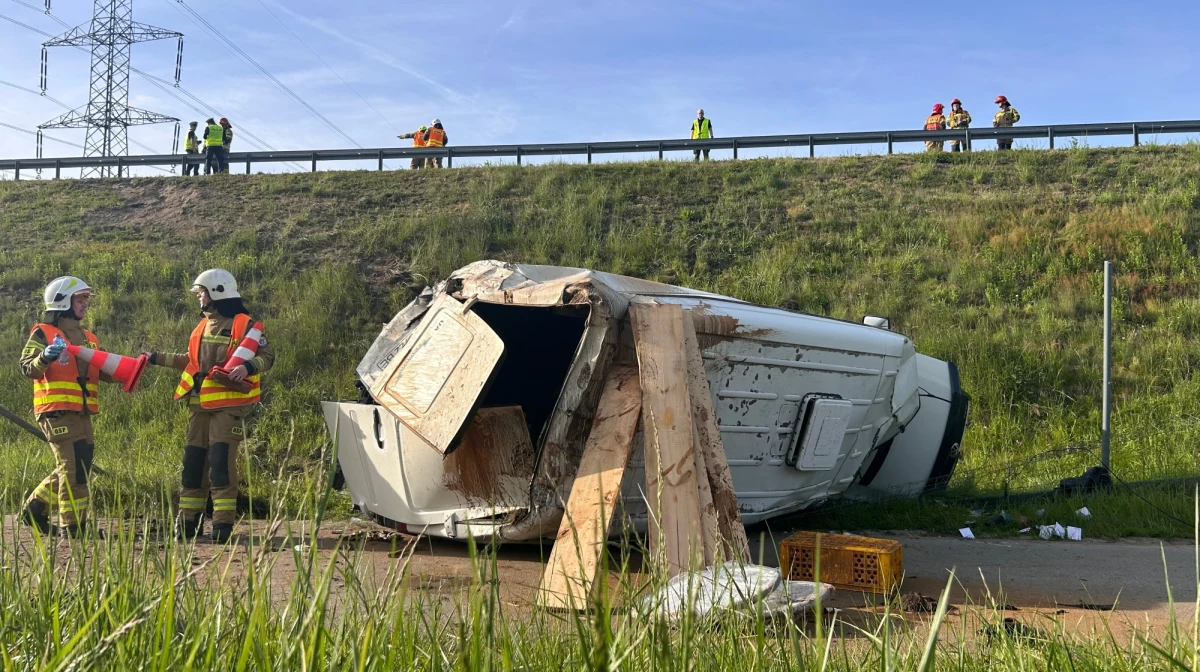 Na jezdni w kierunku Rzeszowa bus zderzył się z autem osobowym. Jak dowiedział się dziennikarz RMF FM, cztery osoby zostały po wypadku przewiezione do szpitala. Utrudnienia już się zakończyły