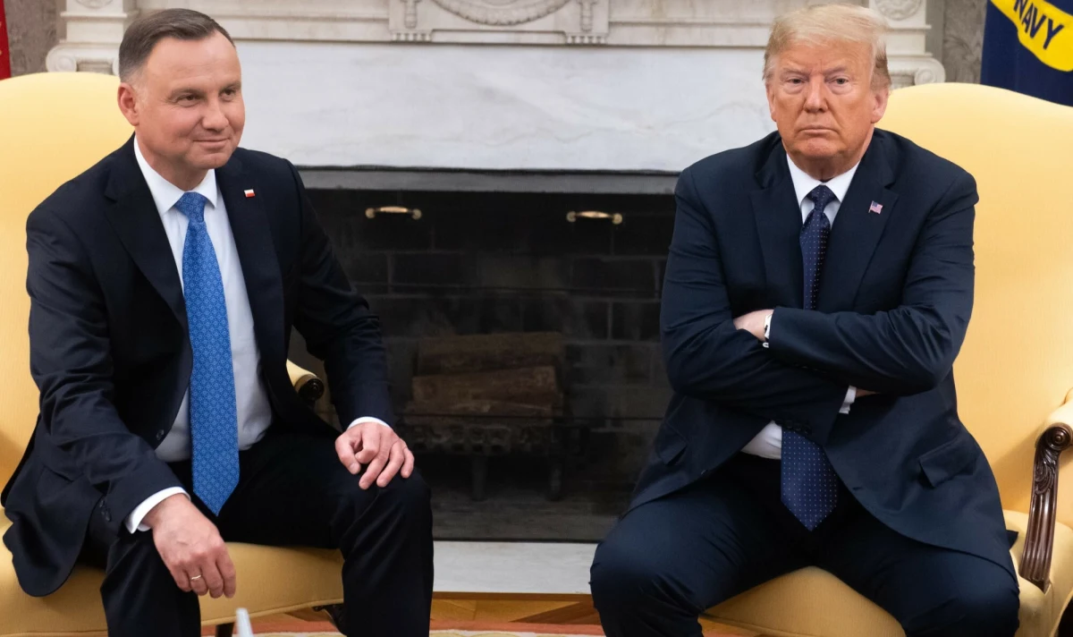 Andrzej Duda miał wpłynąć na poglądy Donalda Trumpa dotyczące NATO. Brytyjski dziennik "The Times" informuje, że były prezydent USA zamierza zażądać od państw Sojuszu Północnoatlantyckiego zwiększenia wydatków na obronność do poziomu 3 proc. PKB, jako cenę dalszego zobowiązania USA na rzecz obrony Europy.