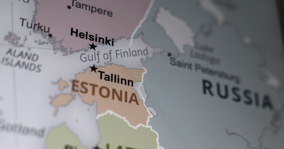 Łotewska armia rozpoczęła kopanie rowów przeciwczołgowych w ramach pierwszej linii obrony wzdłuż granicy z Rosją - poinformował łotewski nadawca publiczny LSM. Pierwszy dwudziestokilometrowy odcinek ma zostać ukończony w ciągu czterech miesięcy.