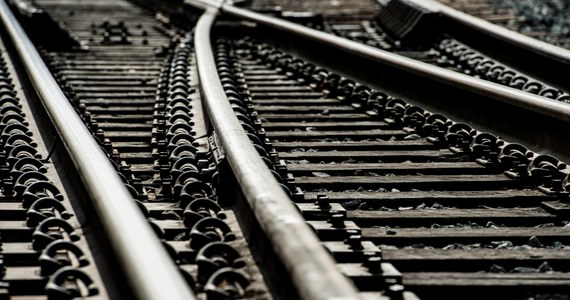 Dwie osoby zginęły po tym, jak auto wjechało pod nadjeżdżający pociąg na niestrzeżonym przejeździe kolejowym  w miejscowości Klonownica-Augustów. Ruch pociągów w tym miejscu był wstrzymany.