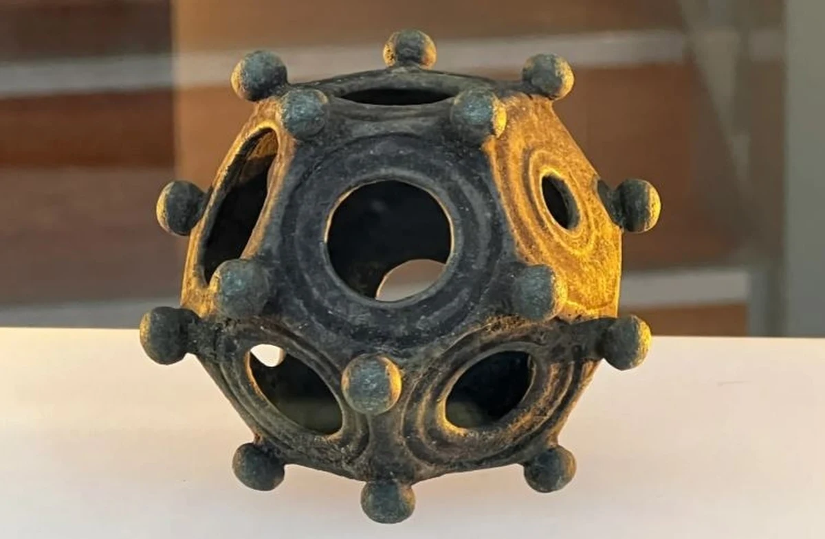Na świecie znaleziono 130 dwunastościanów z czasów starożytnego Rzymu, a mimo to dla archeologów przedmioty te pozostają prawdziwą zagadką. Mówi się o nich "archeologiczne enigmy". Jeden z takich tajemniczych przedmiotów trafił na wystawę w muzeum w Lincoln w Wielkiej Brytanii. 