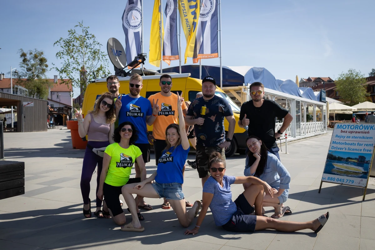 W niedzielę Wioskę Żeglarską w Mikołajkach odwiedzi fajny, żółty Kamper RMF FM. Dzisiaj był tam już nasz wóz satelitarny, aby relacjonować m.in. otwarcie sezonu żeglarskiego.