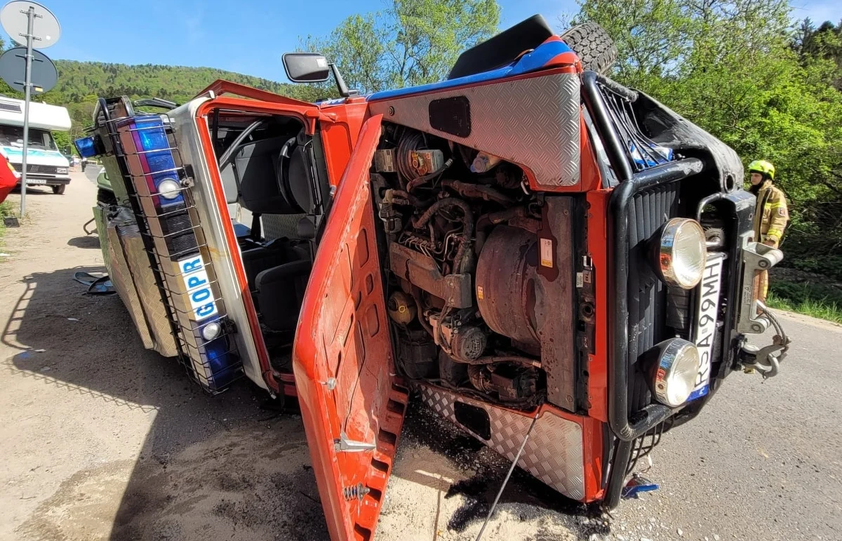 ​Jeden z ratowników bieszczadzkiej grupy GOPR, którzy mieli wypadek w drodze do turysty potrzebującego pomocy, nadal przebywa w szpitalu. Drugi został wypisany do domu. W internecie rozpoczęła się zbiórka na nowy samochód dla ratowników, ale o nic o niej nie wie naczelnik bieszczadzkiego GOPR-u. Z informacji RMF FM Wynika, że ostatecznie została przerwana. 