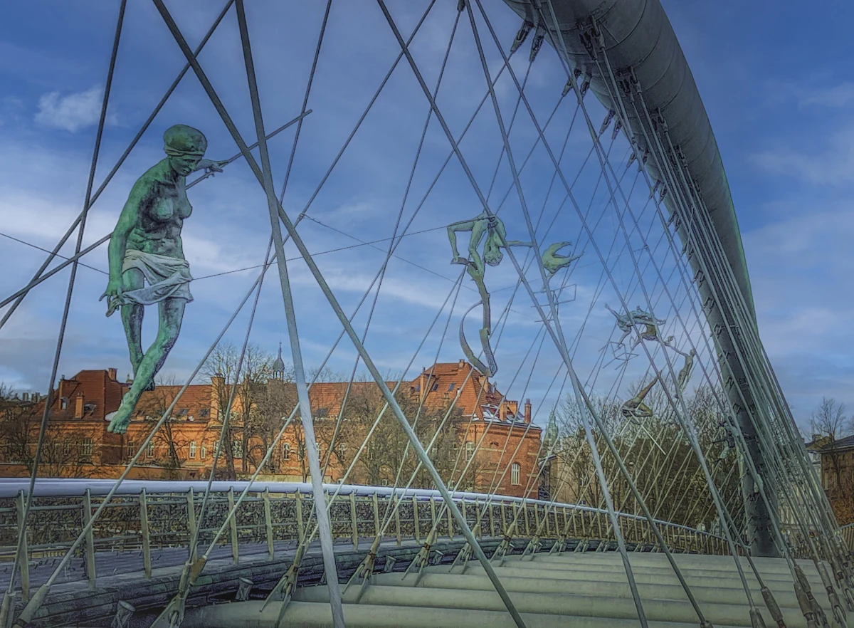 ​Kładka ojca Bernatka w Krakowie zostanie podświetlona na niebiesko w niedzielę wieczorem, w Światowym Dniu Nadciśnienia Płucnego - to gest solidarności z chorymi i ich rodzinami - poinformował magistrat.