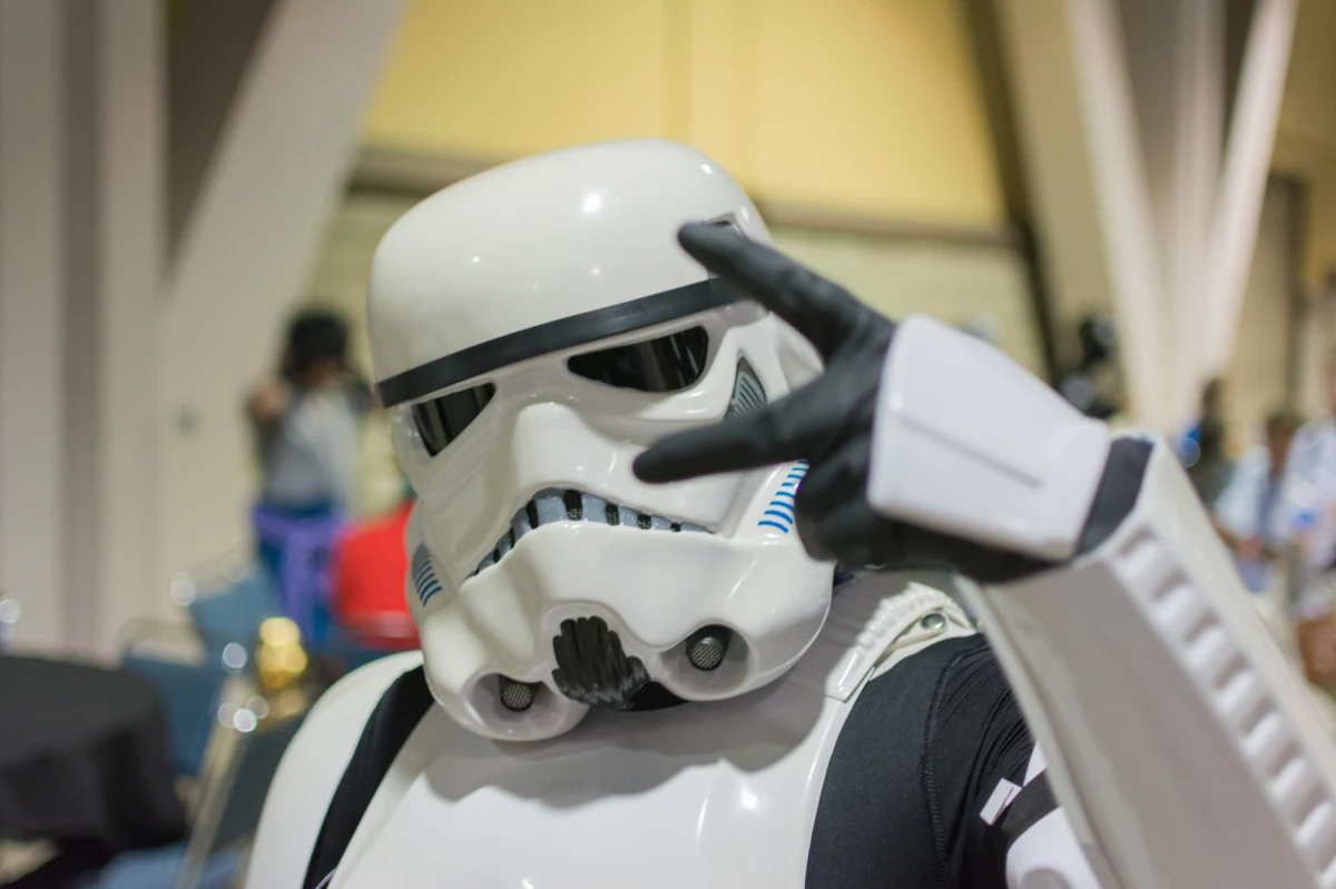 ​Militarne muzealia, historia i popkultura, czyli "Star Wars Day" odbędzie się w sobotę w Muzeum Uzbrojenia na poznańskiej Cytadeli. Na ekspozycji można będzie zobaczyć eksponaty, które stały się inspiracją dla filmowej scenografii m.in. sprzętu, uzbrojenia i kostiumów postaci znanych z Gwiezdnej Sagi.