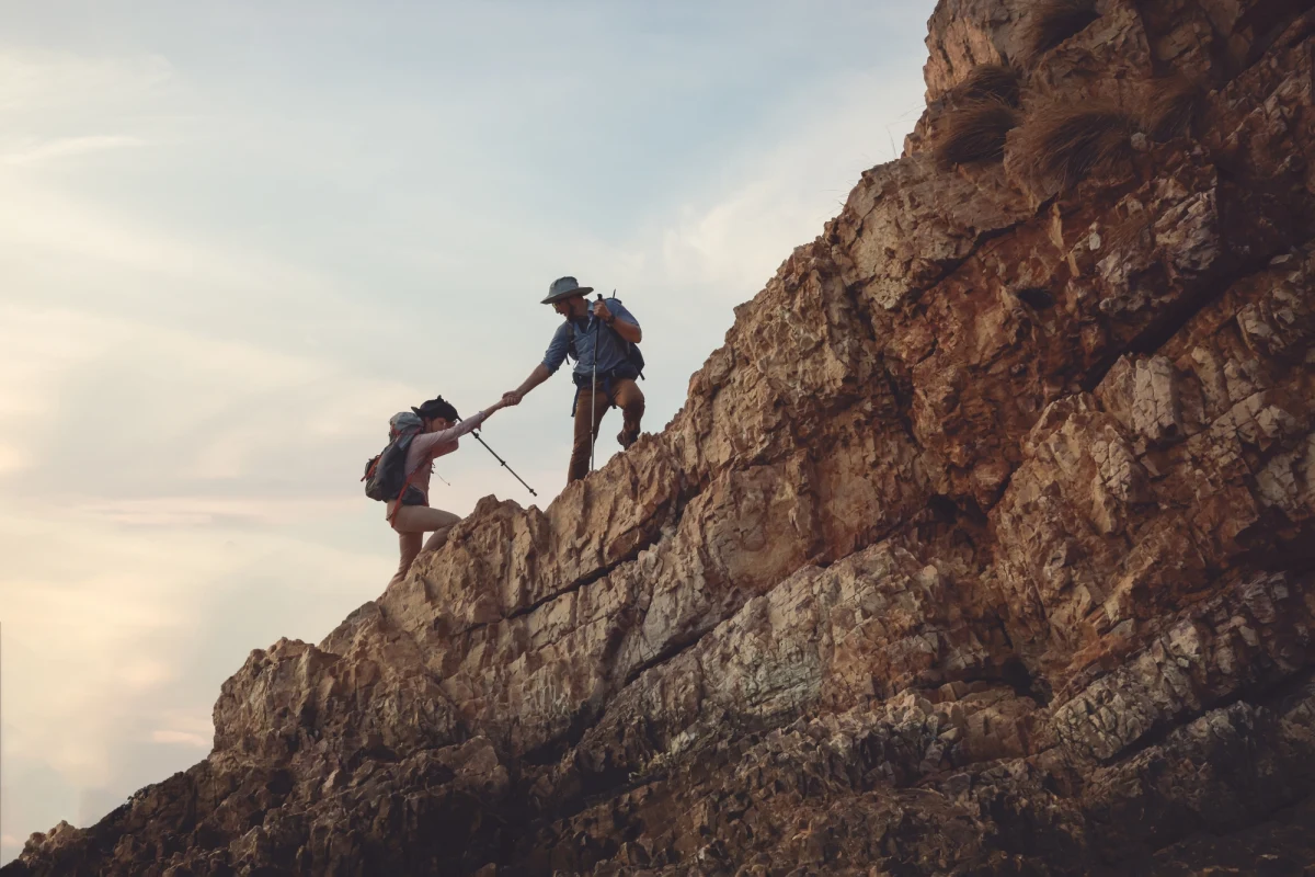 ​Słoneczna i ciepła pogoda zachęciły turystów do przyjazdu w Beskidy. Ratownicy GOPR podali, że mnóstwo ludzi wybrało się na szlaki. Dużą popularnością cieszą się górskie trasy rowerowe. W pierwsze trzy dni majówki ratownicy interweniowali 26 razy.