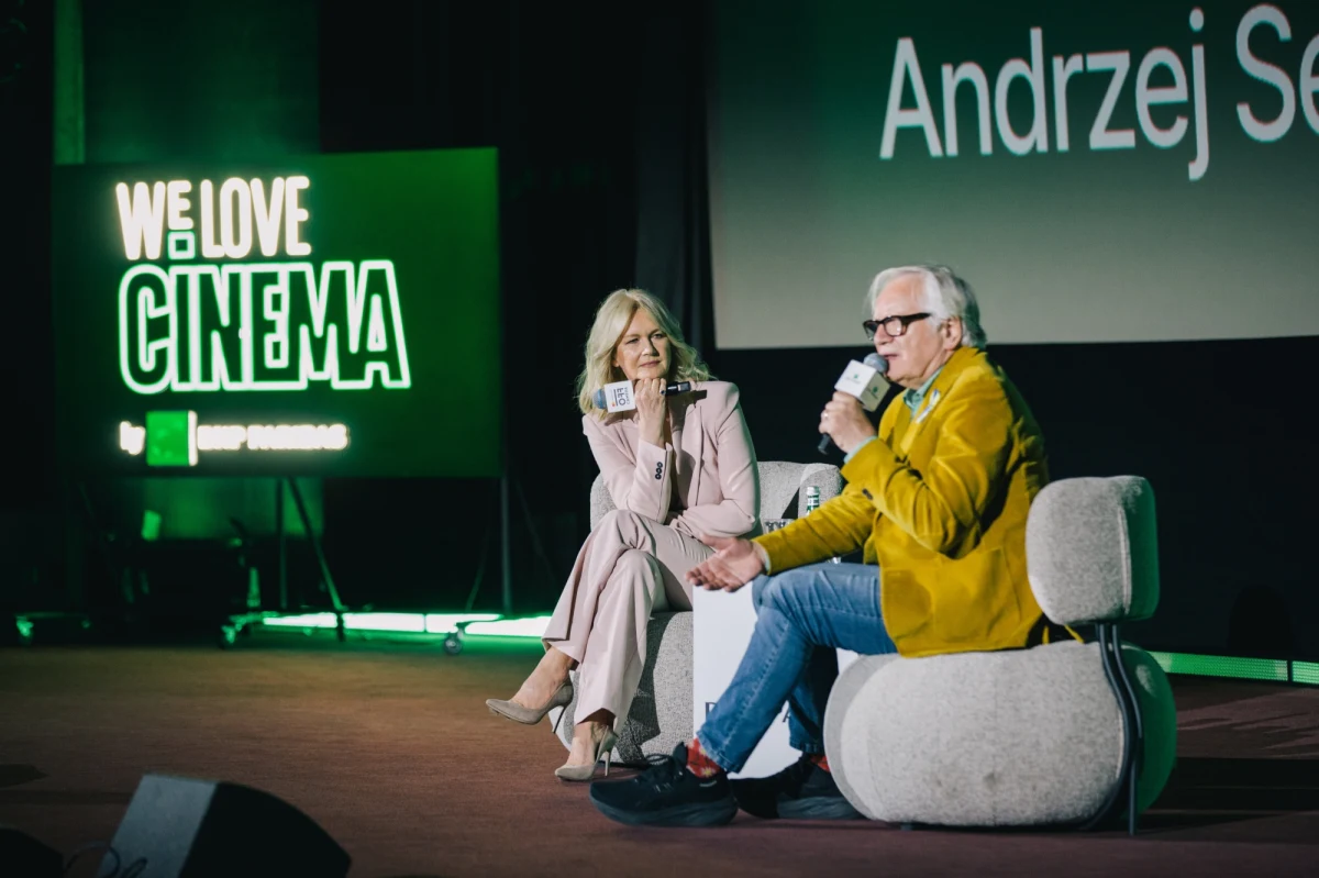 Już dzisiaj poznamy zwycięzców wszystkich konkursów odbywających się w ramach 17. edycji Mastercard OFF CAMERA – emocje sięgają zenitu, a festiwalowa atmosfera nie opuszcza miasta! Dzięki znakomitej pogodzie widzowie cieszą się nią w całym Krakowie, a szczególnie w Miasteczku Filmowym i trzech kinach plenerowych.