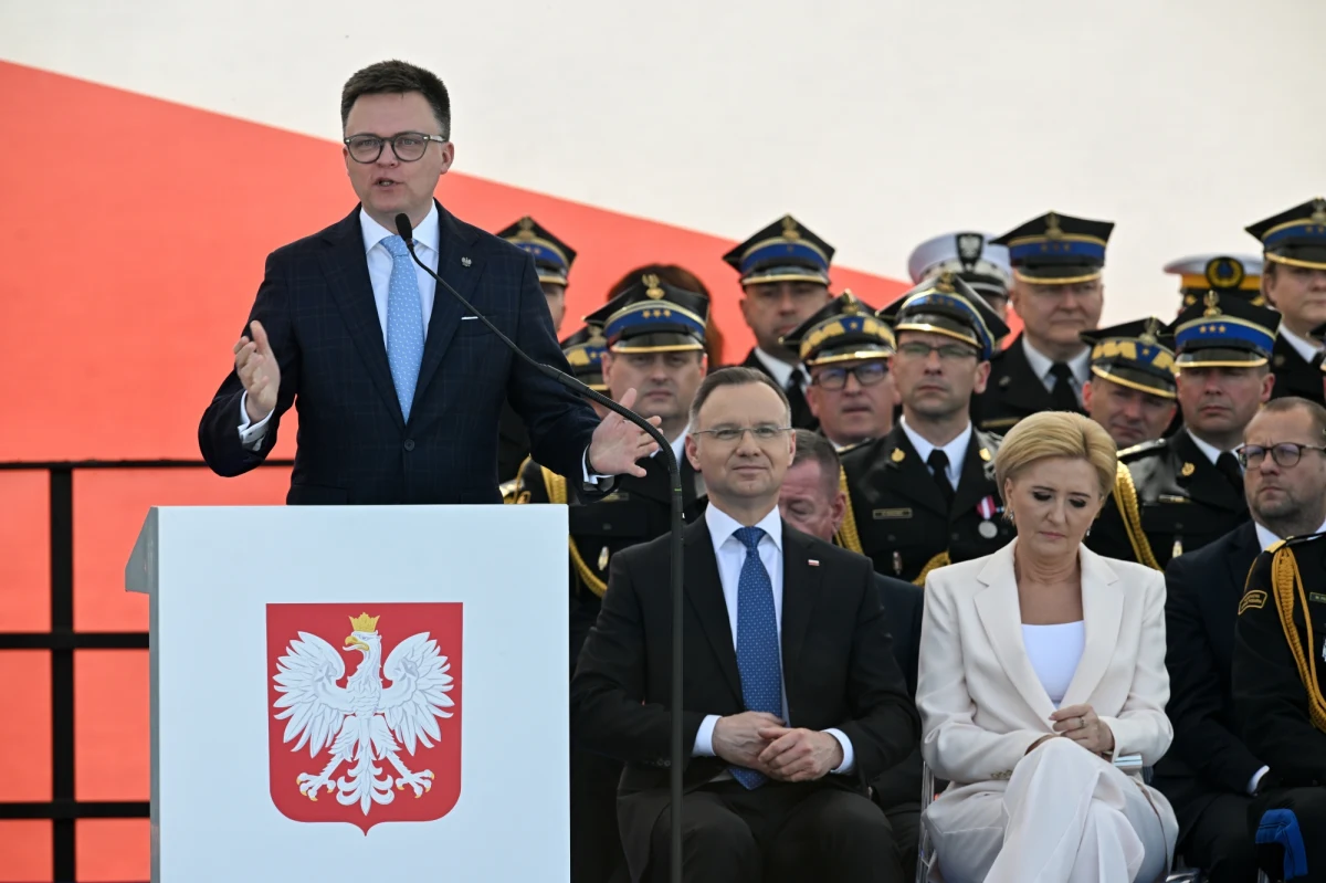 Czołowi polscy politycy wzięli udział w obchodach Dnia Strażaka na Placu Marszałka Józefa Piłsudskiego w Warszawie. "Wy w swojej służbie realizujecie coś, co jest najgłębiej ludzkie" - chwalił polskie służby marszałek Szymon Hołownia. Prezydent Andrzej Duda przypomniał, że tylko w 2023 r. strażacy podjęli pół miliona interwencji.